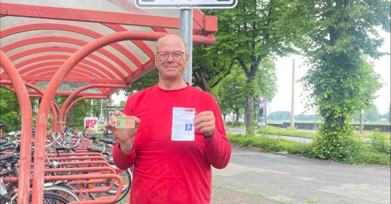 Walter Stuber auf einem Behinderten Parkplatz