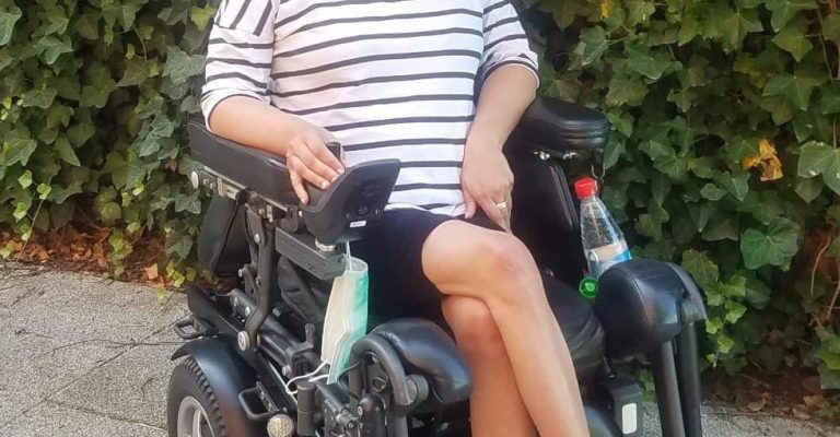 Christin Sakretz im Rollstuhl