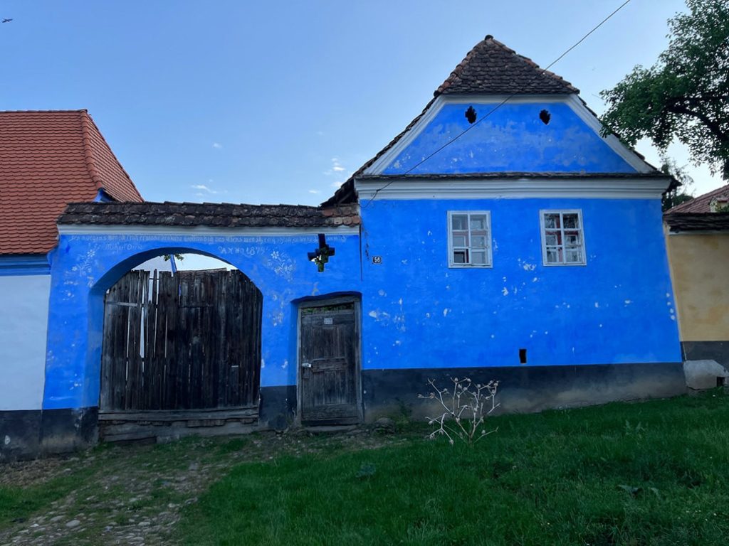 blauer Bauernhof